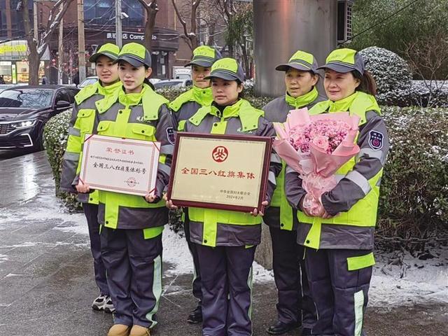 她们是“花” 扮靓城市的路 兰州城关区的这些女环卫工荣获全国三八红旗手（集体）称号