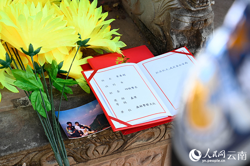 “爸爸，我带着荣誉証书来看你了”