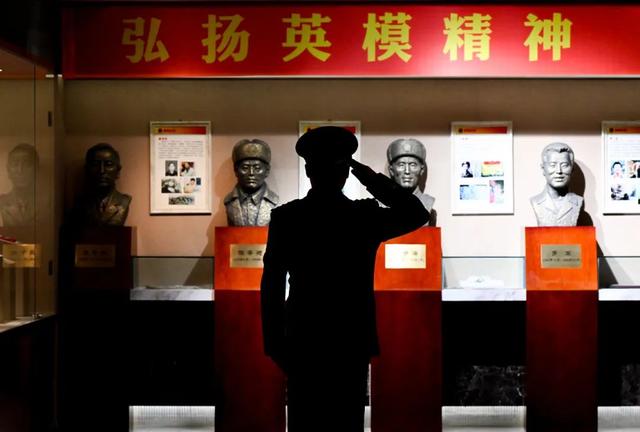 有一种荣誉叫做“长大后我就成为了你”……