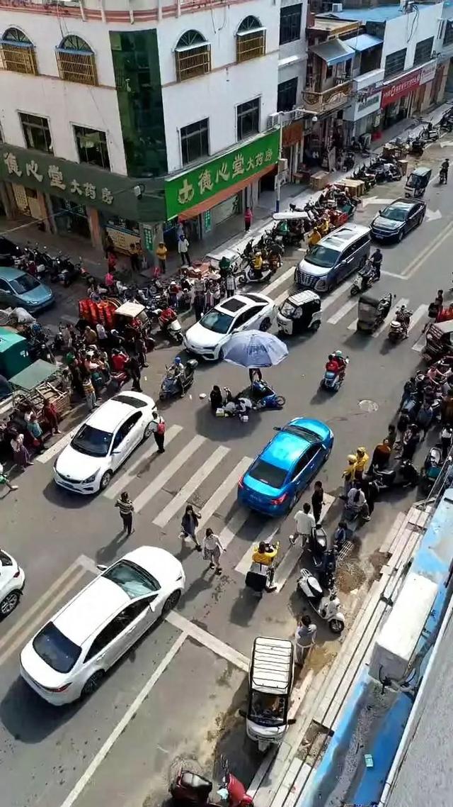 跪地施救一因车祸疑心跳骤停女子，海南协警获见义勇为称号