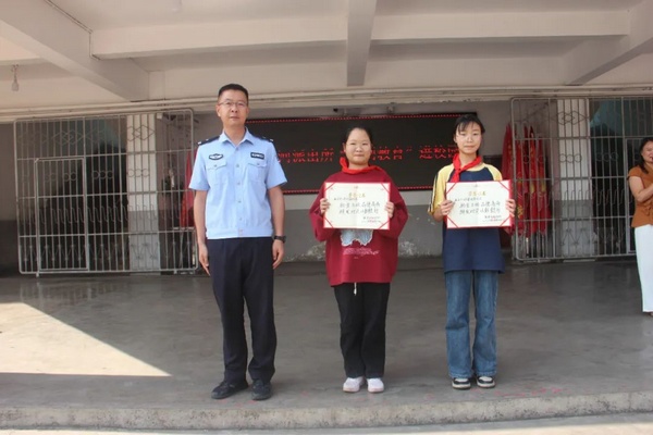 小学生拾金不昧 民警进校园颁发荣誉证书