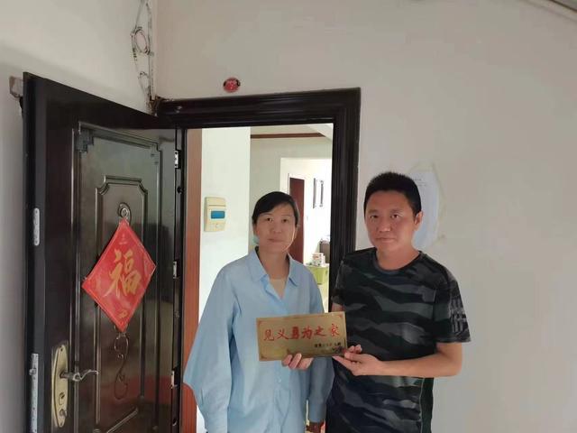 自贡高新区18户家庭获“见义勇为之家”荣誉牌