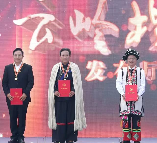 云南省委宣传部授予李学平毛建忠余林同志“云岭楷模”称号