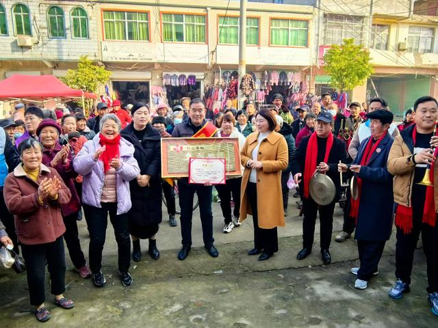 致敬榜样！阜南县为身边好人敲锣打鼓送荣誉