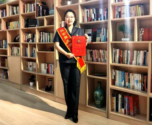 兴安盟中院孟海晶同志获评2025年“兴安盟先进工作者”荣誉称号